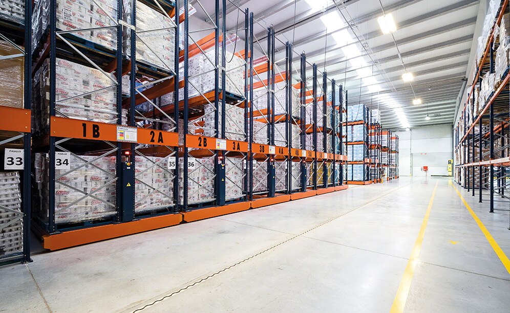 With the installation of pallet racking and two Movirack mobile racking blocks a storage capacity of 8,600 pallets is attained With the installation of pallet racking and two Movirack mobile racking blocks a storage capacity of 8,600 pallets is attained