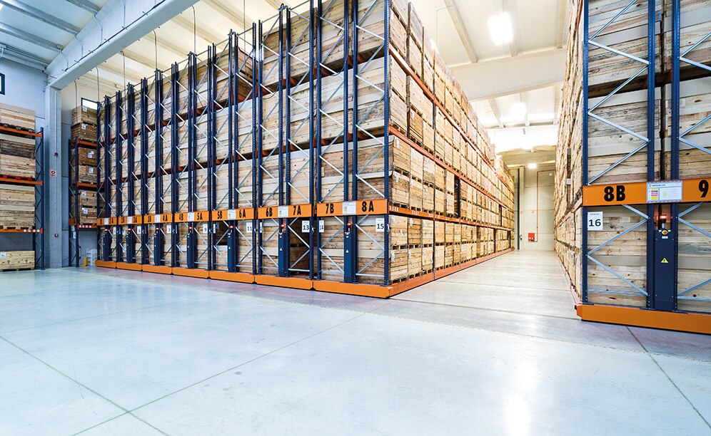 The racks are placed on mobile bases that move both laterally and independently The racks are placed on mobile bases that move both laterally and independently