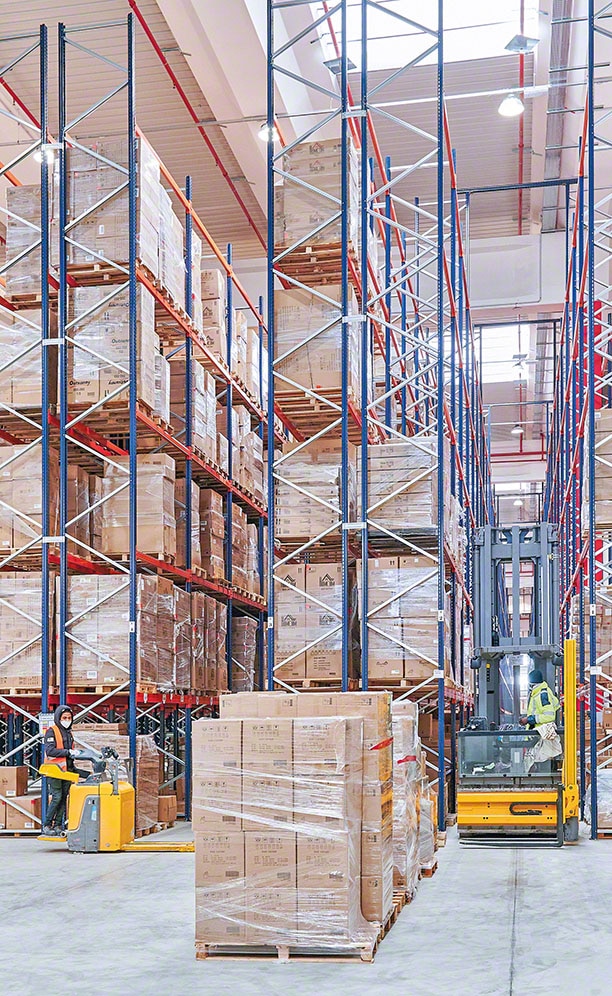 Trilateral turret trucks operate in Aosom's narrow aisle racking Trilateral turret trucks operate in Aosom's narrow aisle racking