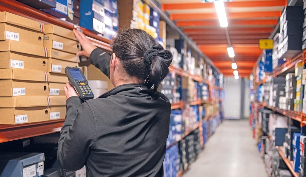 How to use an RF Gun or Scanner - PICKING orders in a warehouse 