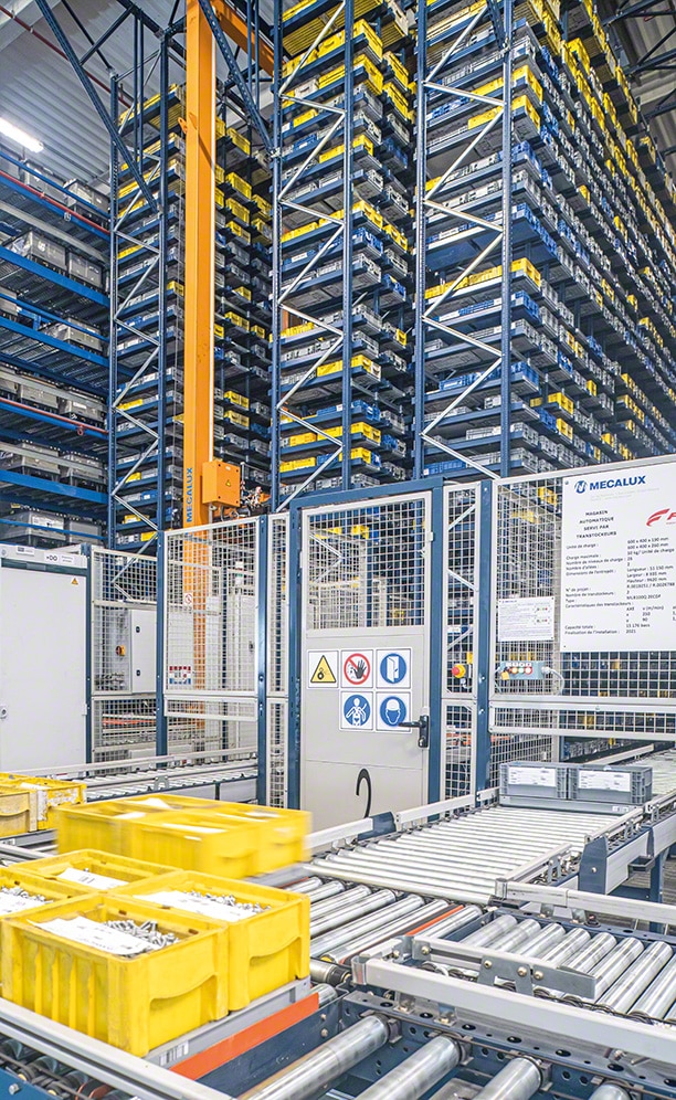 The stacker crane for boxes inserts and removes FPT Industrial's boxes The stacker crane for boxes inserts and removes FPT Industrial's boxes