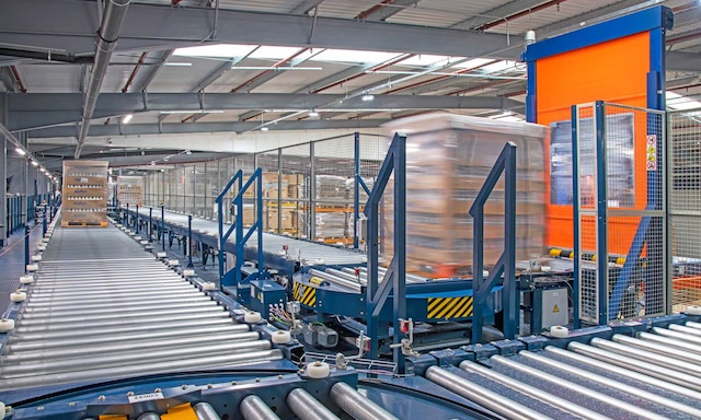 ALPLA installs an automatic conveyor system in its plant in Golborne (UK) ALPLA installs an automatic conveyor system in its plant in Golborne (UK)