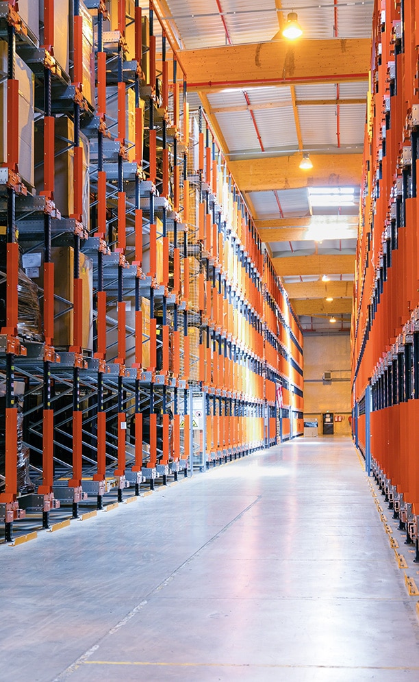 This cell is composed of eight blocks of 10.1 m high high-density racks This cell is composed of eight blocks of 10.1 m high high-density racks