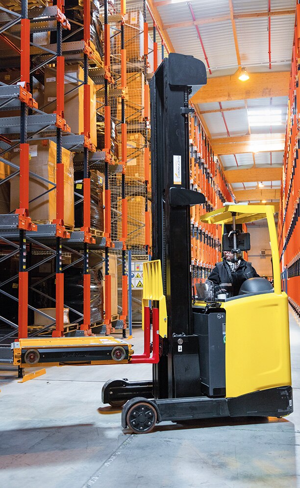 The operator inserts the Pallet Shuttle into the channel via a forklift The operator inserts the Pallet Shuttle into the channel via a forklift