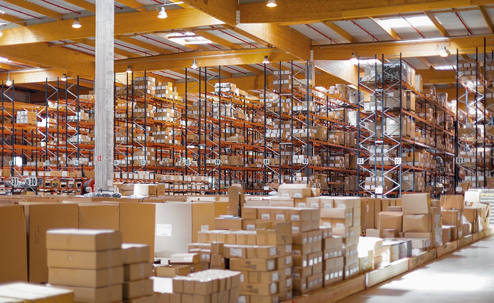 Cell 3 of the Gémo warehouse is composed of pallet racks and an area where picking tasks are performed Cell 3 of the Gémo warehouse is composed of pallet racks and an area where picking tasks are performed