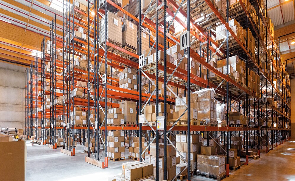 This area of the Gémo warehouse is made up of 10.1 m high pallet racks This area of the Gémo warehouse is made up of 10.1 m high pallet racks