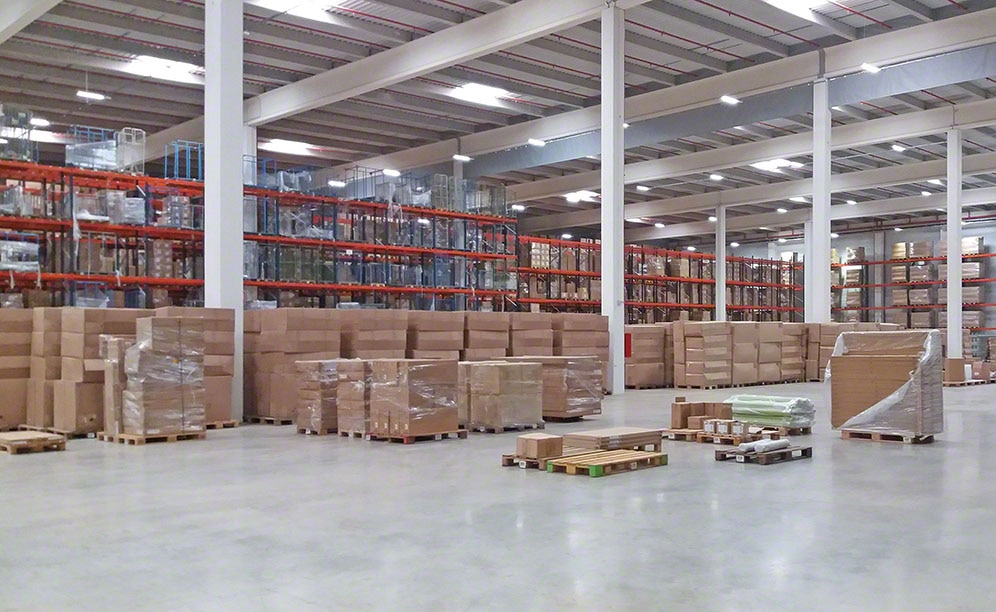 The pallet racking houses 51,149 pallets The pallet racking houses 51,149 pallets