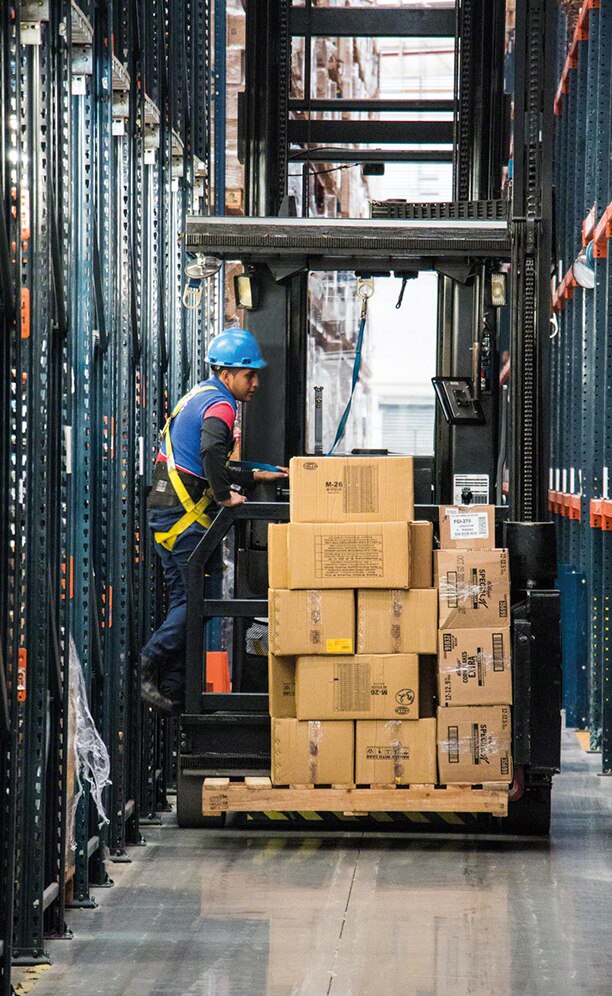 In addition, operators also perform picking directly from the pallets with the help of order preparation machines In addition, operators also perform picking directly from the pallets with the help of order preparation machines