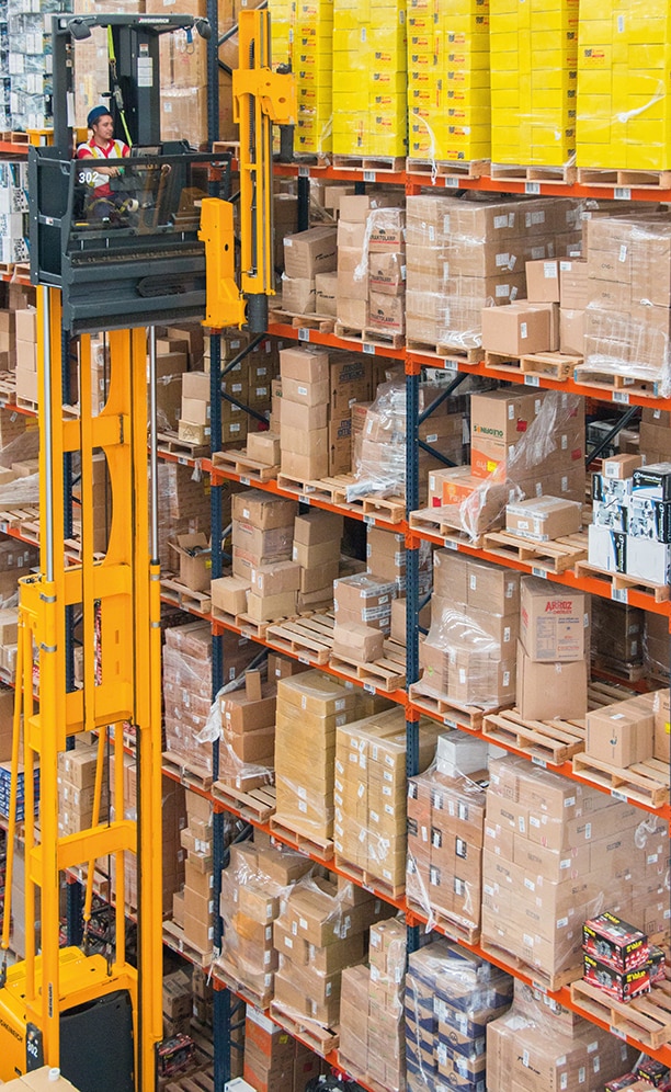 Trilateral machines also serve to store the pallets with the goods used to supply the high-rise picking blocks Trilateral machines also serve to store the pallets with the goods used to supply the high-rise picking blocks