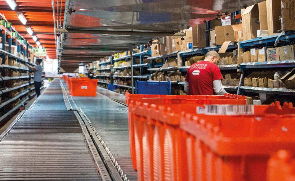 They have three floors (the ground-level and two more) with a conveyor circuit that crosses through the central part of each of them They have three floors (the ground-level and two more) with a conveyor circuit that crosses through the central part of each of them