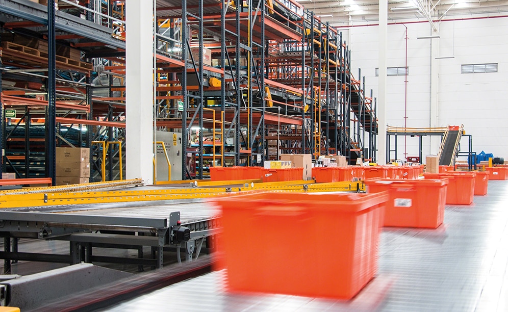 Operators access the various floors via stairs placed at both ends of each picking block Operators access the various floors via stairs placed at both ends of each picking block