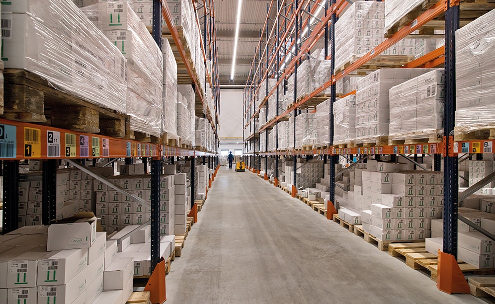 On lower levels, direct picking from pallets is carried out, while on upper levels reserve products are deposited On lower levels, direct picking from pallets is carried out, while on upper levels reserve products are deposited