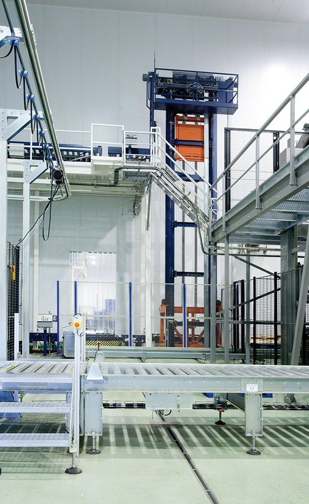 The processing area is higher compared to the monorail transport circuit. For this reason, lifts have been installed that take the goods up to the top level The processing area is higher compared to the monorail transport circuit. For this reason, lifts have been installed that take the goods up to the top level