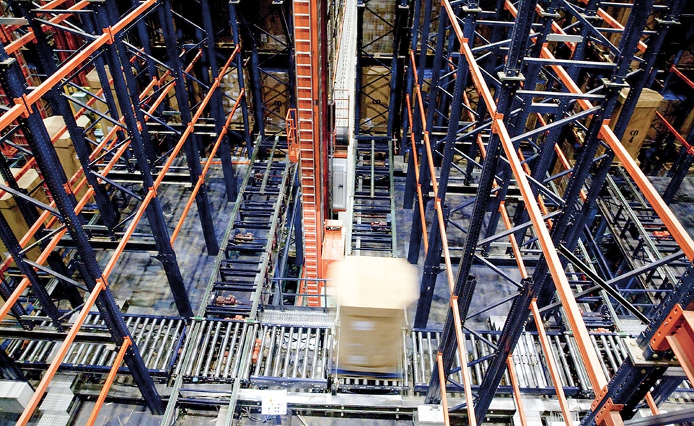While the two storage chambers were constructed separately, they operate simultaneously and are joined by a circuit of conveyors While the two storage chambers were constructed separately, they operate simultaneously and are joined by a circuit of conveyors