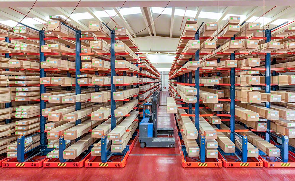 The Giménez Ganga warehouse in Sax designed to store blinds