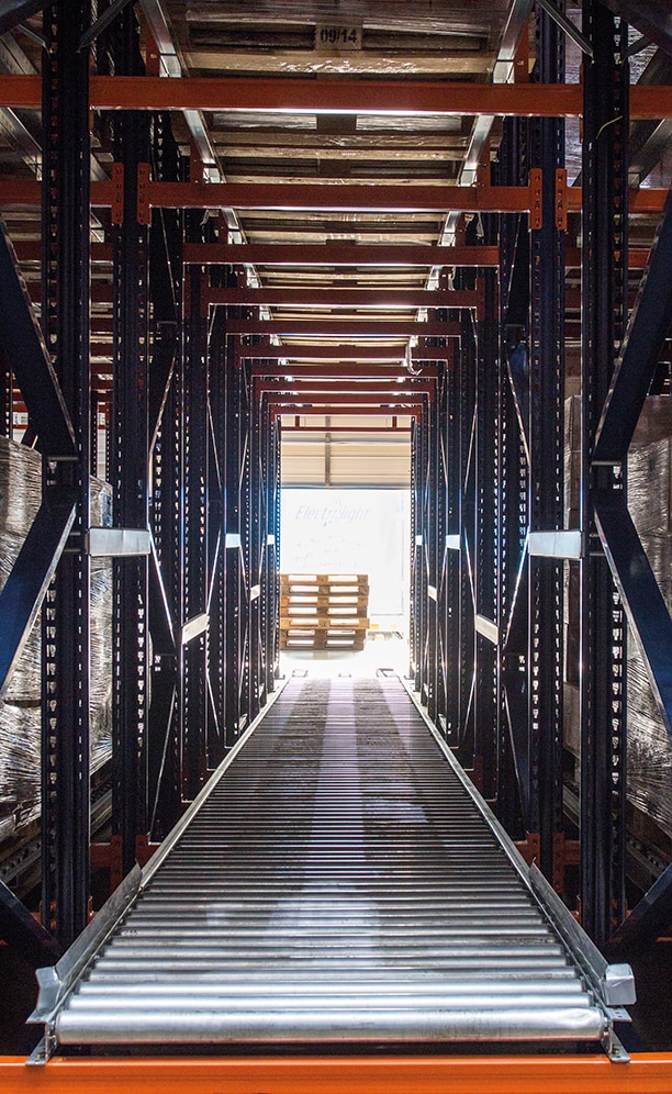 On the bottom level of the racks, live channels make product classification by order or route possible, and thus streamlined loading of distribution lorries On the bottom level of the racks, live channels make product classification by order or route possible, and thus streamlined loading of distribution lorries