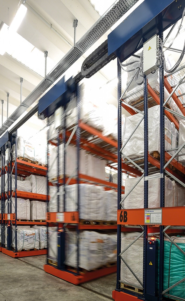 The 6.6 m high racks are placed on mobile bases that move laterally in an autonomous manner The 6.6 m high racks are placed on mobile bases that move laterally in an autonomous manner