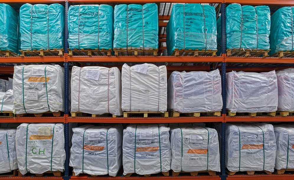 The block of Movirack mobile racking, which occupies an area of 630 m² can store 1,528 pallets of 900 x 1200 mm with a maximum weight of 500 kg each The block of Movirack mobile racking, which occupies an area of 630 m² can store 1,528 pallets of 900 x 1200 mm with a maximum weight of 500 kg each