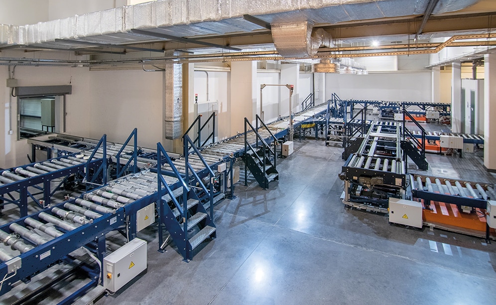 The goods that arrive from production are inserted onto an incoming conveyor The goods that arrive from production are inserted onto an incoming conveyor