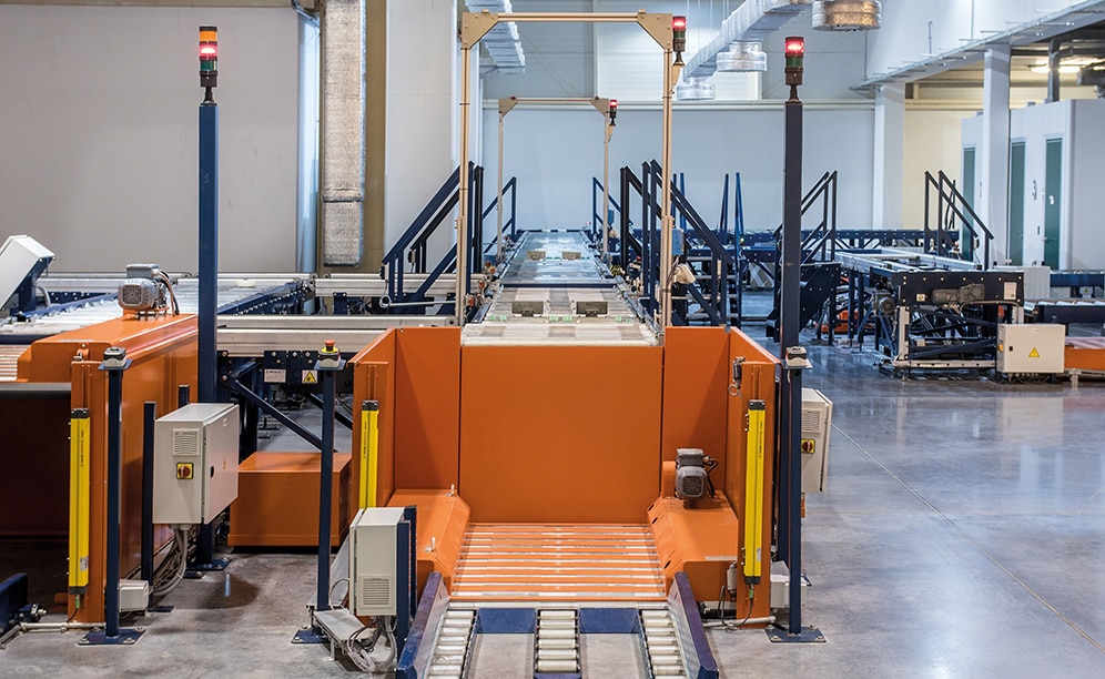 The checkpoint verifies that the pallets are in perfect order and meet the requirements in terms of weight, condition and size, before being introduced into the warehouse The checkpoint verifies that the pallets are in perfect order and meet the requirements in terms of weight, condition and size, before being introduced into the warehouse