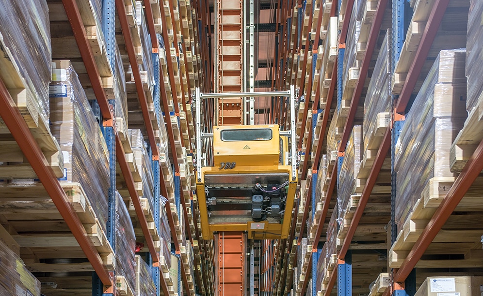 The stacker cranes are single-mast models and have double-depth telescopic forks to access the second pallet in all locations The stacker cranes are single-mast models and have double-depth telescopic forks to access the second pallet in all locations