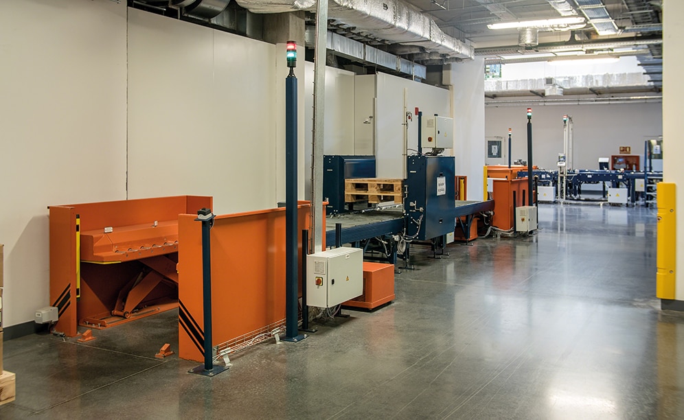 Empty pallets are gathered at the warehouse exit point, which are then stacked in the entrance area, where a pallet stacker is installed Empty pallets are gathered at the warehouse exit point, which are then stacked in the entrance area, where a pallet stacker is installed