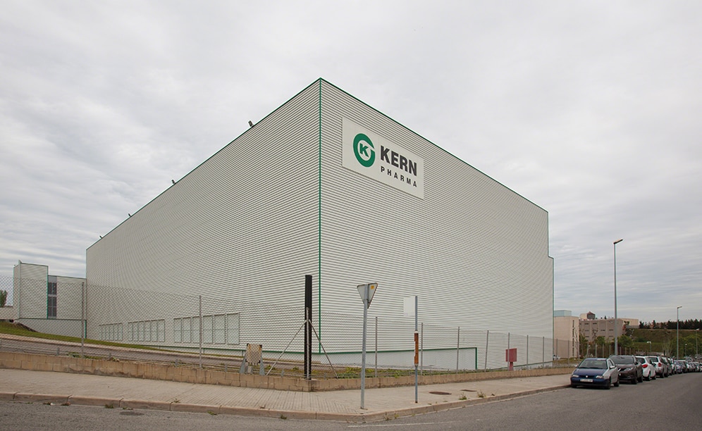 The pharmaceutical laboratory Kern Pharma builds a clad-rack warehouse that combines stacker cranes for boxes and for pallets