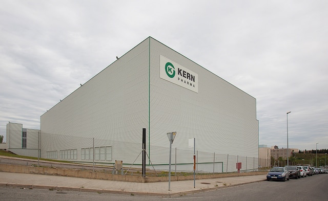 The pharmaceutical laboratory Kern Pharma builds a clad-rack warehouse that combines stacker cranes for boxes and for pallets The pharmaceutical laboratory Kern Pharma builds a clad-rack warehouse that combines stacker cranes for boxes and for pallets