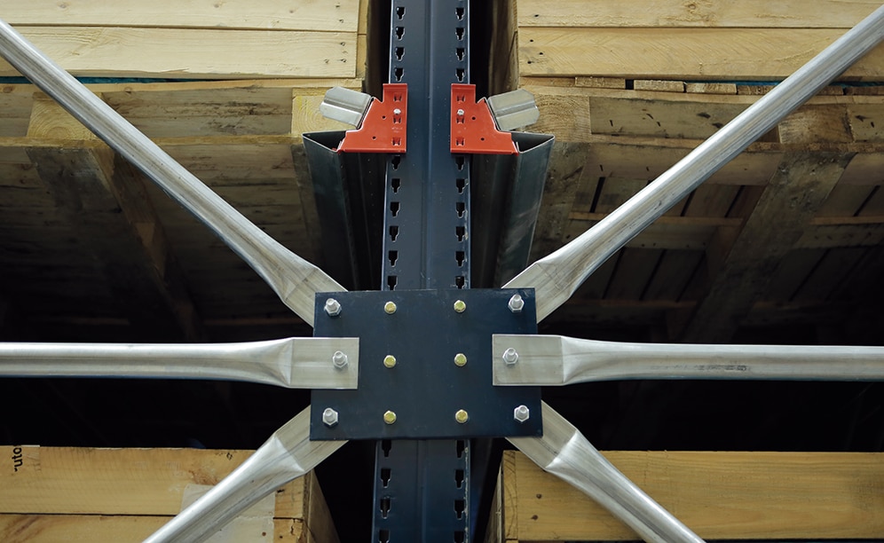 The rack frames are reinforced by braced profiles that give longitudinal rigidity and stability to the structure The rack frames are reinforced by braced profiles that give longitudinal rigidity and stability to the structure