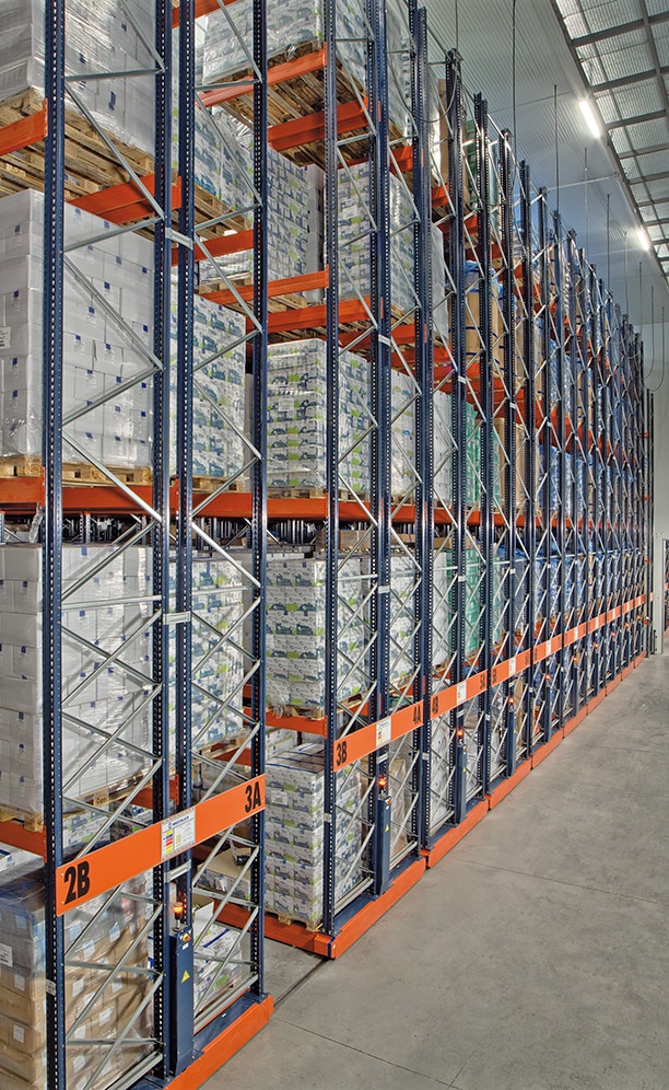 Mecalux equipped the new 3,000 m² frozen storage warehouse with twenty-two 10 m high, 38 m long mobile racks Mecalux equipped the new 3,000 m² frozen storage warehouse with twenty-two 10 m high, 38 m long mobile racks