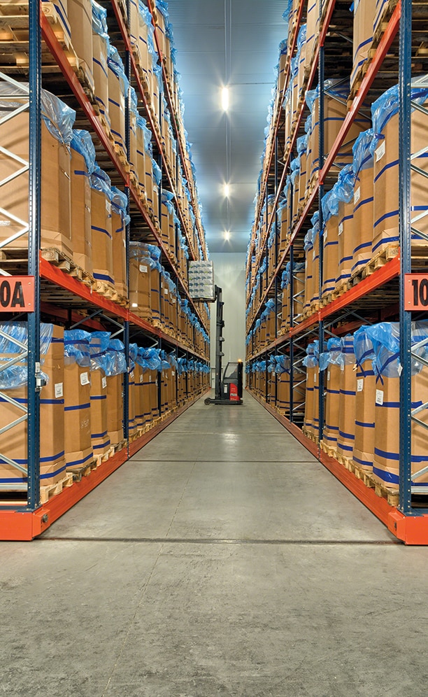 There is easy access to the 9,680 pallets, thanks to the racks which move laterally along guide rails There is easy access to the 9,680 pallets, thanks to the racks which move laterally along guide rails