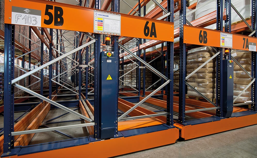 The racks rest on mobile bases that move both laterally and independently The racks rest on mobile bases that move both laterally and independently