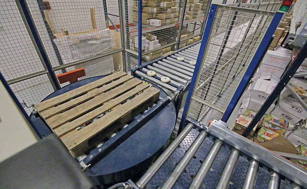 The conveyor at Firat Food installation is 42 m long and runs at a speed of 10 m/min The conveyor at Firat Food installation is 42 m long and runs at a speed of 10 m/min