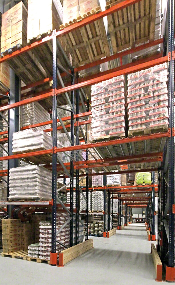 Levels above the racks house reserve pallets and in the lower ones picking operations take place directly Levels above the racks house reserve pallets and in the lower ones picking operations take place directly
