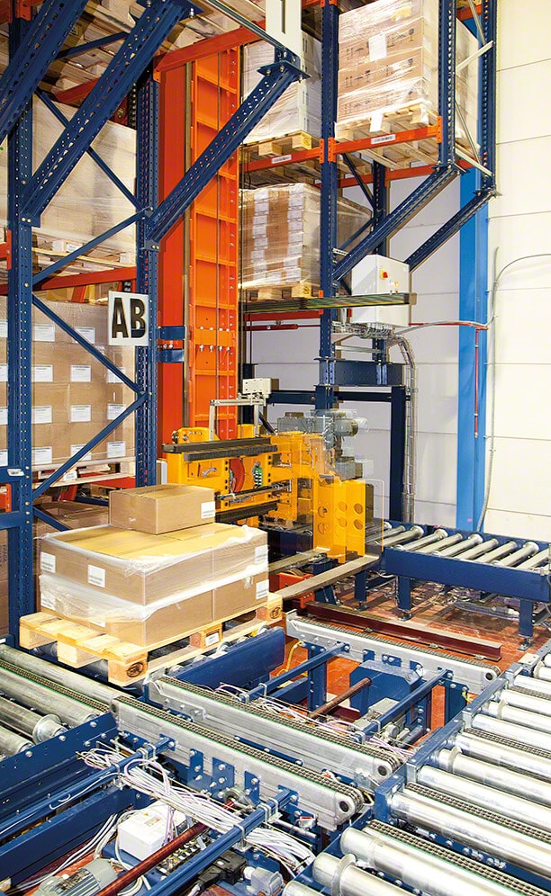 It has trilateral forks instead of the standard side-facing telescopic ones It has trilateral forks instead of the standard side-facing telescopic ones