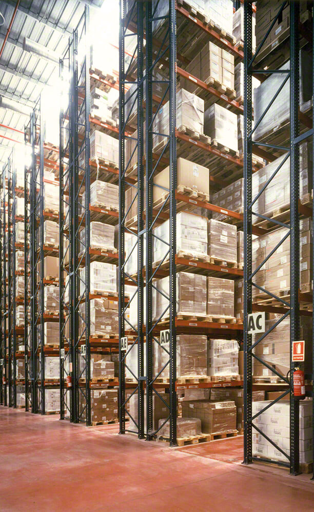 Phase 1 and 2: a ten-aisle warehouse with a capacity for 12,900 pallets of 800 x 1,200 mm in 15 m high racks Phase 1 and 2: a ten-aisle warehouse with a capacity for 12,900 pallets of 800 x 1,200 mm in 15 m high racks