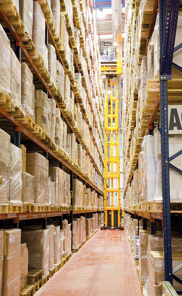 The flow of merchandise in the main aisle was very intense, since even the trilateral turret trucks passed through this aisle despite there being a transfer bridge aisle at the rear of the facility The flow of merchandise in the main aisle was very intense, since even the trilateral turret trucks passed through this aisle despite there being a transfer bridge aisle at the rear of the facility