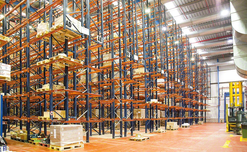 An overhanging structure was built over the entry and exit conveyor lines of the working aisles to recover the storage capacity lost with this solution An overhanging structure was built over the entry and exit conveyor lines of the working aisles to recover the storage capacity lost with this solution