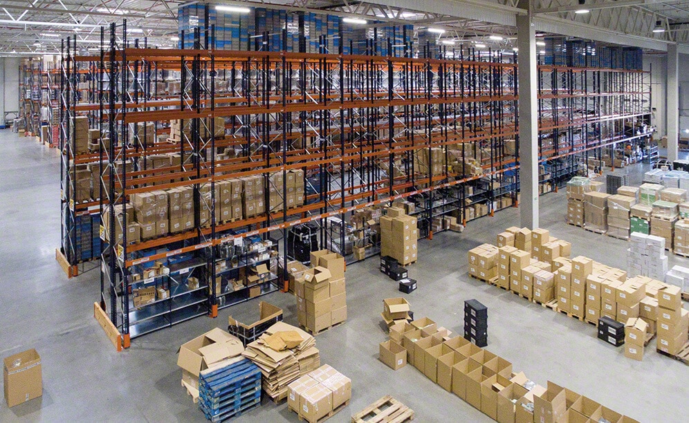 The 9.5 m high pallet racks can store 35,000 pallets The 9.5 m high pallet racks can store 35,000 pallets