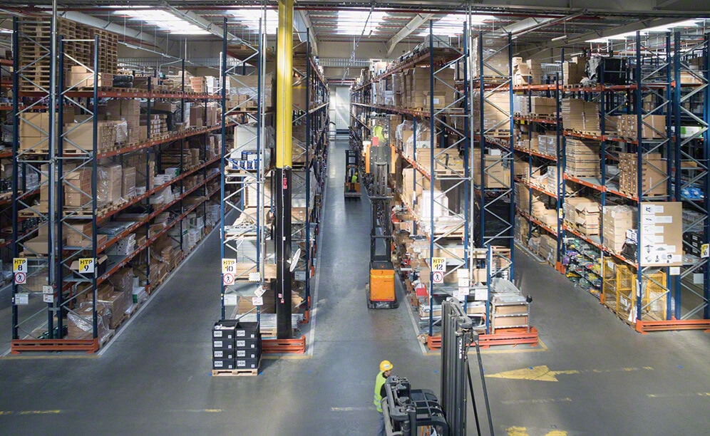 To carry out storage tasks, operators are assisted by reach trucks capable of operating in aisles that are less than 3 m wide To carry out storage tasks, operators are assisted by reach trucks capable of operating in aisles that are less than 3 m wide