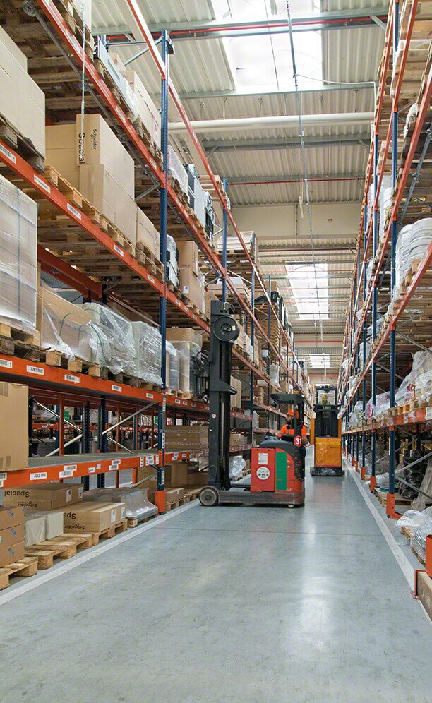 To carry out picking on lower rack levels, operators work with ground level and high reaching order picking machines To carry out picking on lower rack levels, operators work with ground level and high reaching order picking machines