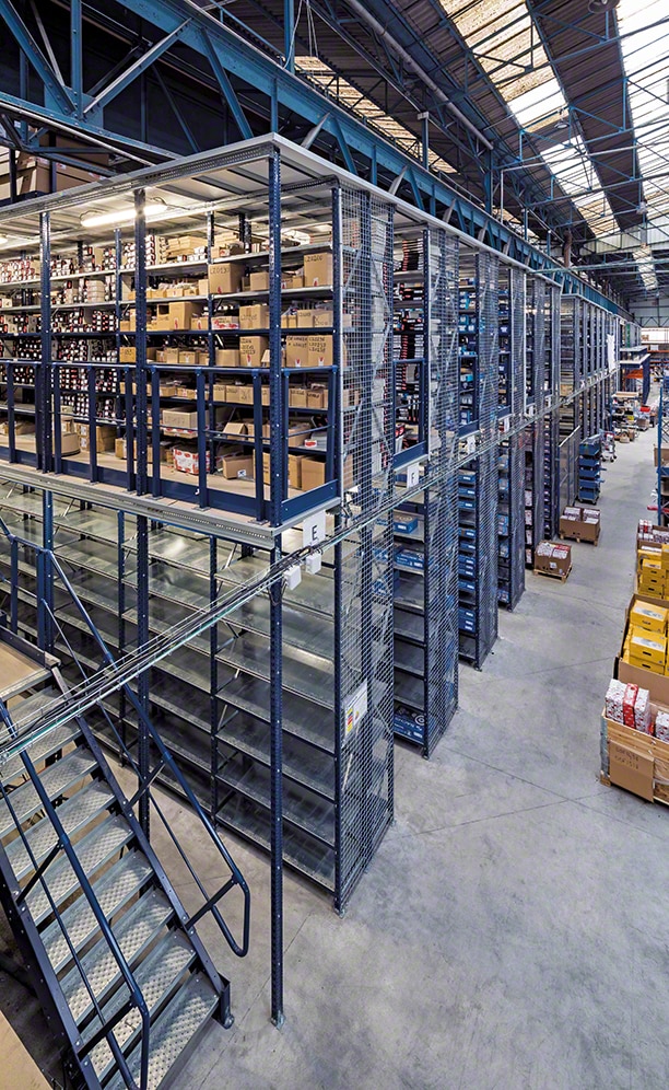 Racks with walkways take full advantage of the height of the distribution centre to max out available space and provide greater storage capacity