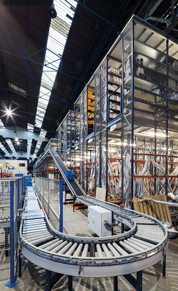 The racks are 6.2 m high with walkways or raised aisles attached to them, making up a total of three floors. A conveyor circuit automatically moves finished orders