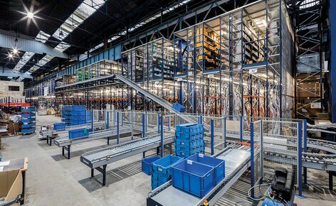 Picking shelves with walkways and a complete conveyor circuit boost e-commerce sales of a spare parts distributor to the automotive sector