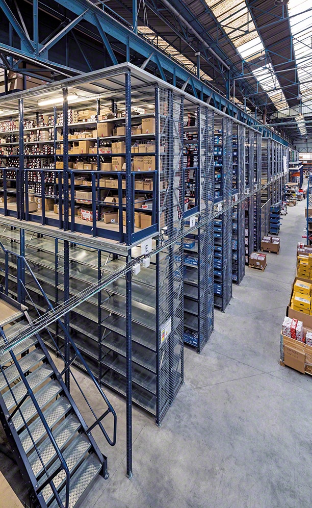 Racks with walkways take full advantage of the height of the distribution centre to max out available space and provide greater storage capacity Racks with walkways take full advantage of the height of the distribution centre to max out available space and provide greater storage capacity