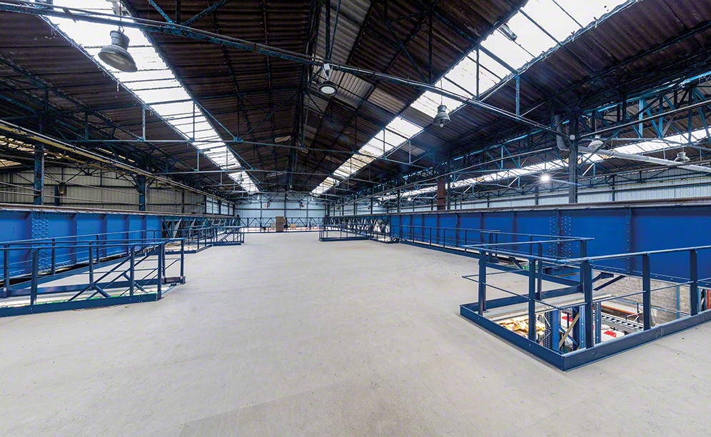 An empty, wide open mezzanine above the racks can be fitted with more racks down the road, taking into account the needs and future growth An empty, wide open mezzanine above the racks can be fitted with more racks down the road, taking into account the needs and future growth
