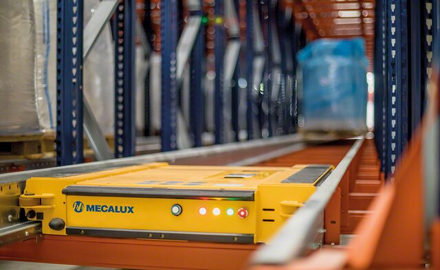 The semi-automatic Pallet Shuttle services a 2,295-pallet capacity