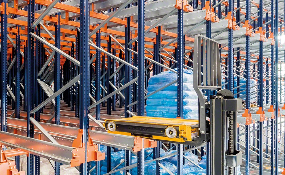 The control tablet facilitates inventory counts and operations viewing The control tablet facilitates inventory counts and operations viewing