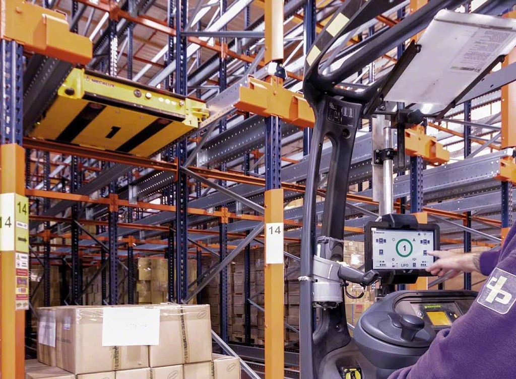 A operator controls the semi-automatic Pallet Shuttle from the handling vehicle A operator controls the semi-automatic Pallet Shuttle from the handling vehicle