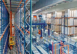Different automated systems work in a robotised warehouse